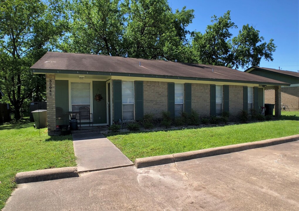 3504 Curtis St in Bryan, TX - Foto de edificio