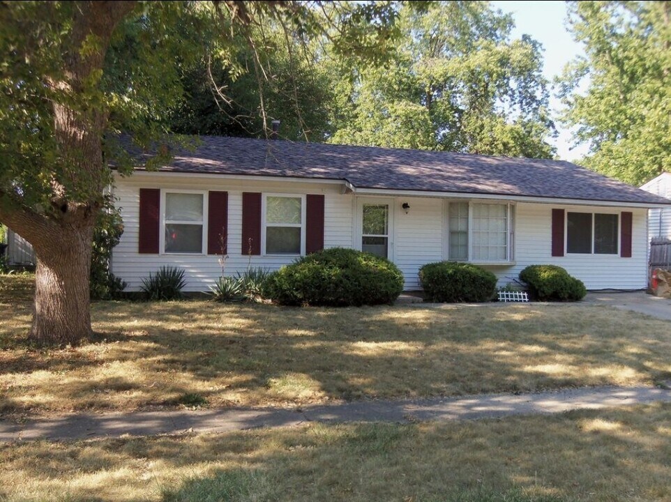 3220 Ridgewood Dr in Champaign, IL - Building Photo