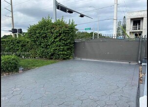 2400 SW 62nd Ave in Miami, FL - Building Photo - Building Photo