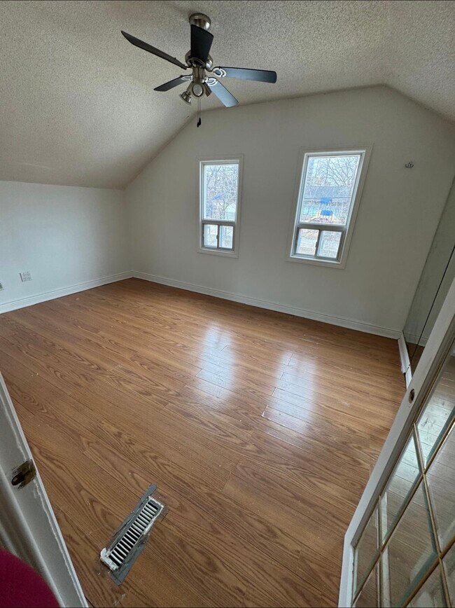 47 Hillary Av in Toronto, ON - Building Photo - Building Photo