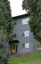 Lynwood Apartment/Herring Home in New Westminster, BC - Building Photo - Building Photo