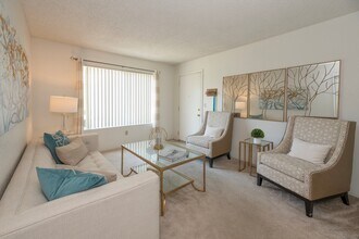 River Pointe in Sacramento, CA - Building Photo - Building Photo