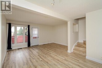 1800 Stonehenge Crescent in Ottawa, ON - Building Photo - Building Photo