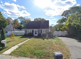 8 Janice Ln in Central Islip, NY - Building Photo