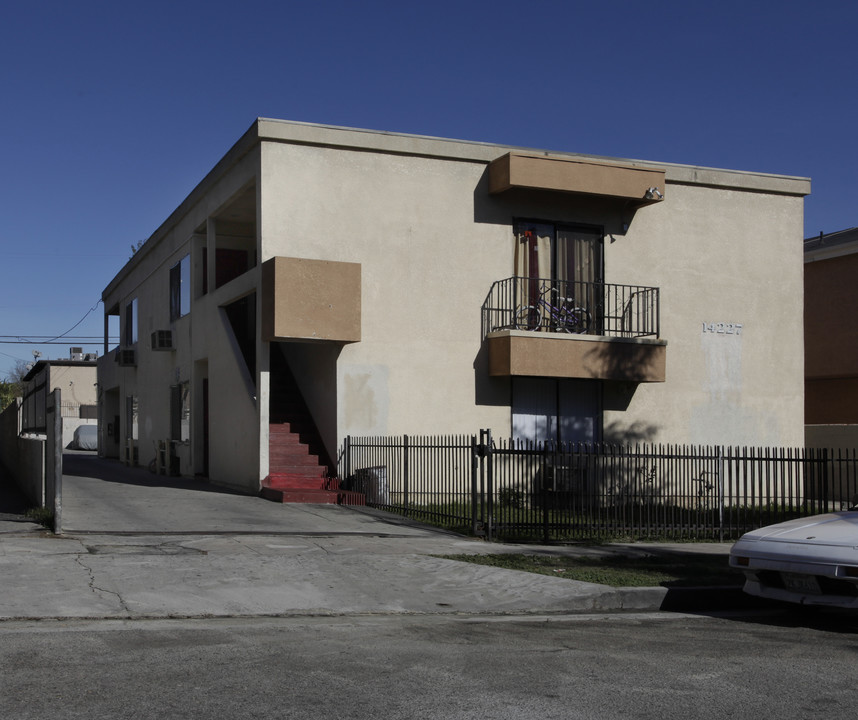 14227 Calvert St in Van Nuys, CA - Building Photo