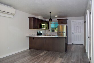 1975 Sky Park Dr in Medford, OR - Building Photo - Building Photo