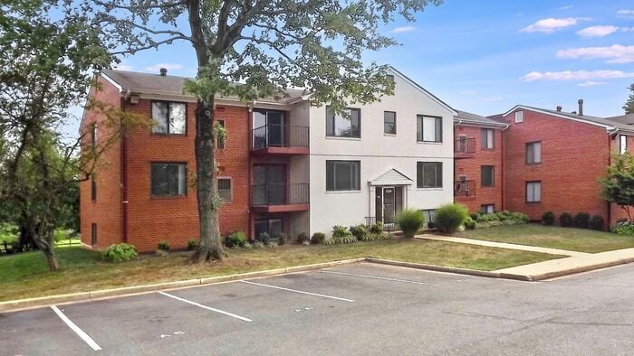 125A Clubhouse Dr SW in Leesburg, VA - Building Photo