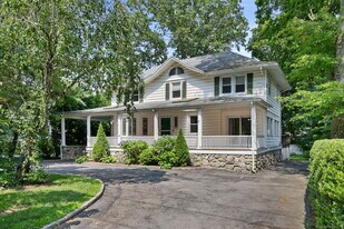 53 Indian Field Rd in Greenwich, CT - Building Photo