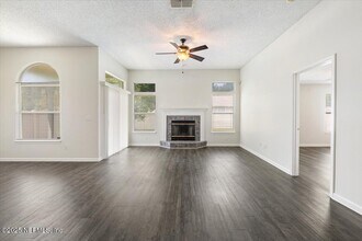 700 Scarlet View Ct in Orange Park, FL - Foto de edificio - Building Photo