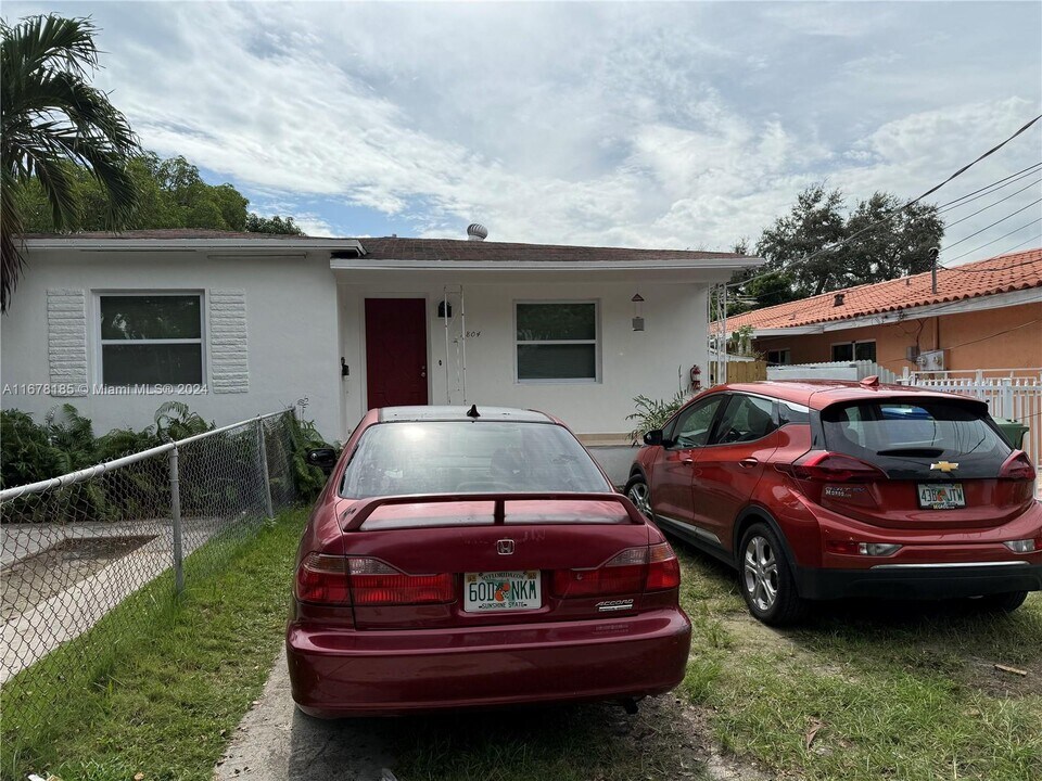 2802 SW 25th Ter-Unit -2804 in Miami, FL - Building Photo