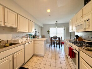 20 Cameron St, Unit 304 in Brookline, MA - Foto de edificio - Building Photo