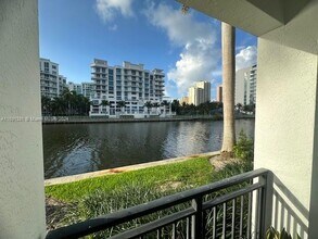3175 NE 184th St in North Miami Beach, FL - Foto de edificio - Building Photo
