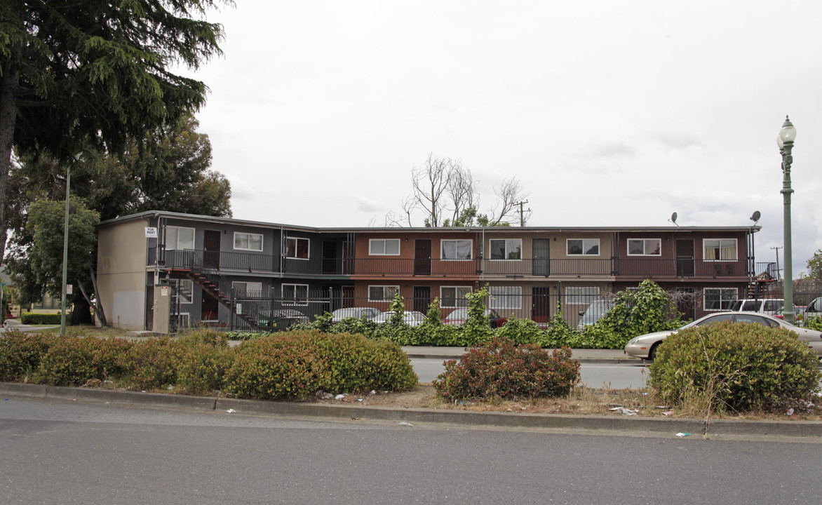 6689 Bancroft Ave in Oakland, CA - Building Photo