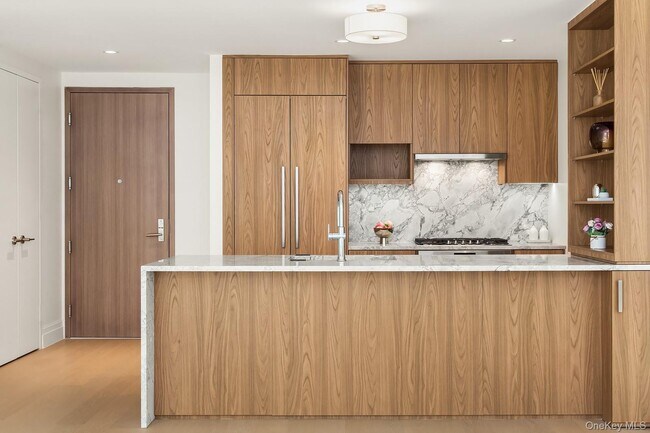 30-55 Vernon Blvd in New York, NY - Foto de edificio - Building Photo