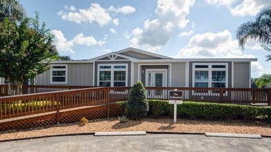 Water Oak Country Club Estates in Lady Lake, FL - Foto de edificio - Building Photo