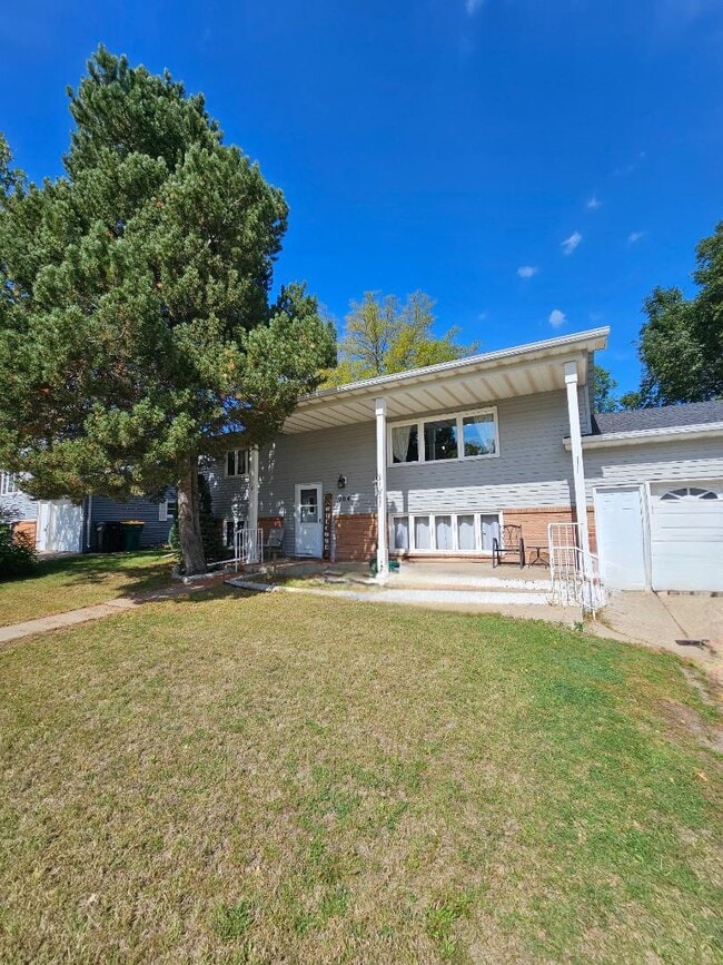property at 904 W Divide Ave