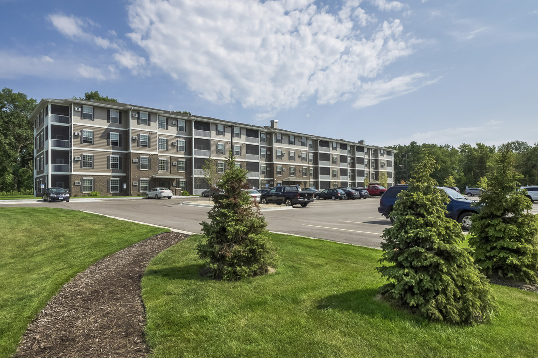 Arbor Ridge Luxury Apartments in Forest Lake, MN - Foto de edificio