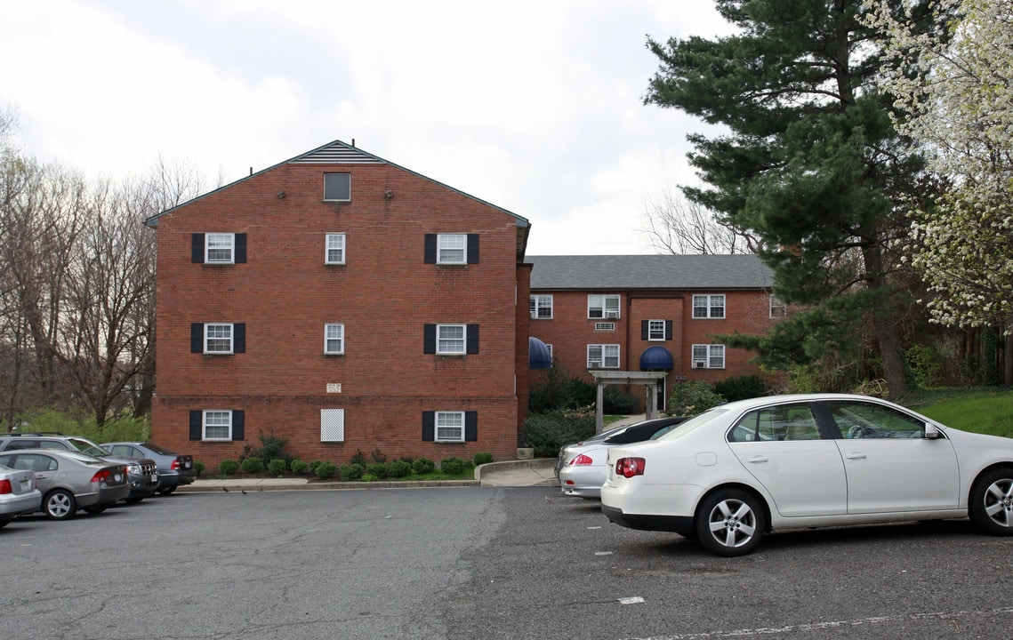 Erdo Court in Arlington, VA - Building Photo