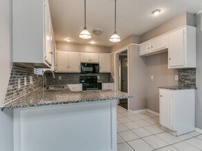205 N Rockypoint Dr in Edmond, OK - Building Photo - Building Photo