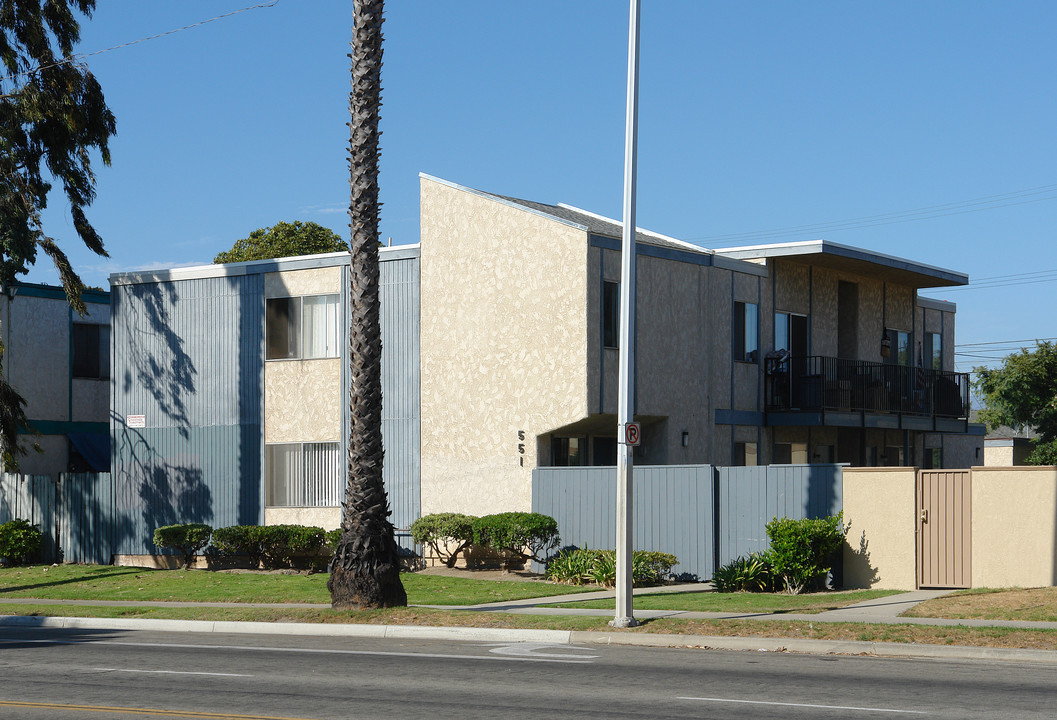 551 W Channel Islands Blvd in Oxnard, CA - Building Photo