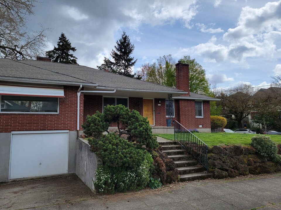 3705 SE Alder St in Portland, OR - Building Photo