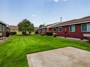 2212 Cove Ave in La Grande, OR - Building Photo - Building Photo