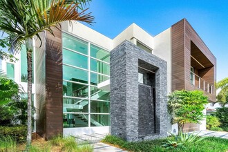 2217 NE 17th Ter in Wilton Manors, FL - Building Photo - Building Photo