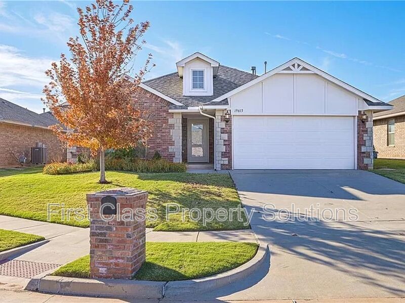 19613 Allergando Ln in Edmond, OK - Building Photo