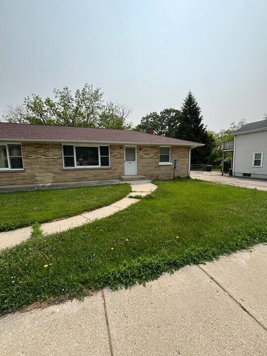 8205-8207 Antioch Rd in Salem, WI - Building Photo