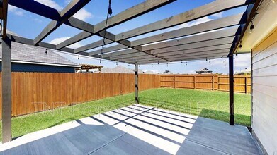 812 Mockingbird St in Navasota, TX - Building Photo - Building Photo