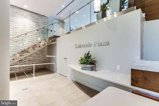 3800 Powell Ln, Unit 1206 in Falls Church, VA - Foto de edificio - Building Photo