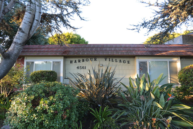 Harbour Village in Huntington Beach, CA - Building Photo - Building Photo