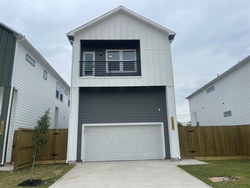 12254 Kirkgard Dr in Houston, TX - Building Photo