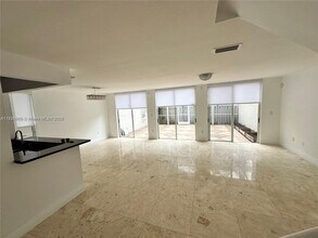 10100 NW 43rd Terrace in Doral, FL - Building Photo - Building Photo