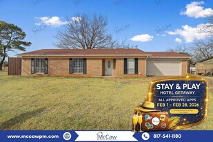 308 E Fairlane Dr in Pilot Point, TX - Building Photo