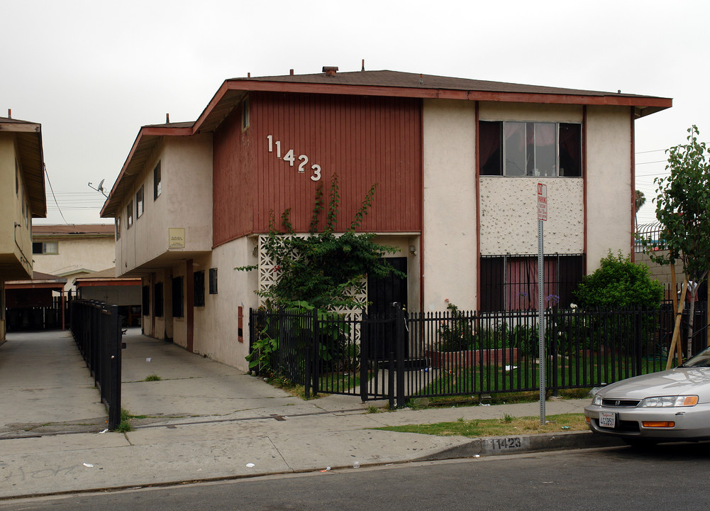 11423 Eucalyptus Ave in Inglewood, CA - Building Photo