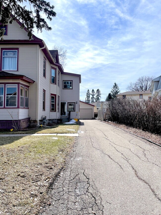 1921 W Laurel Ave in Minneapolis, MN - Building Photo - Building Photo