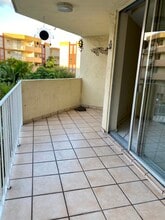 1750 W 46th St, Unit 321 in Hialeah, FL - Foto de edificio - Building Photo