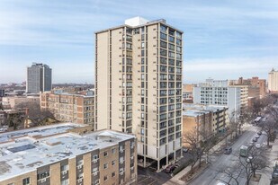 Sheridan Shores in Chicago, IL - Building Photo