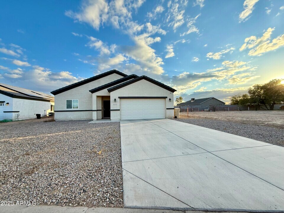 8477 W Tinajas Dr in Arizona City, AZ - Building Photo