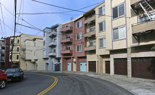 579 Burnett Ave in San Francisco, CA - Building Photo - Building Photo