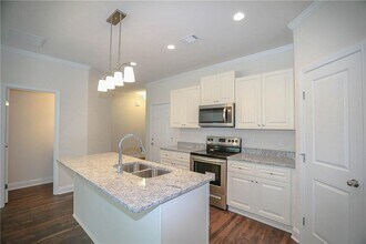 327 Cashes Ct in Lilburn, GA - Building Photo - Building Photo