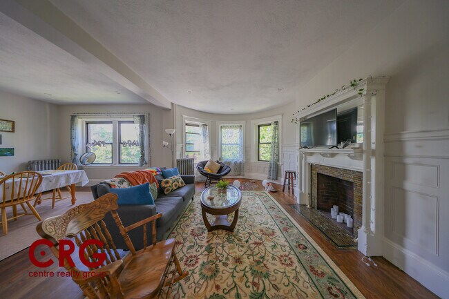 1855 Beacon St, Unit 2 in Brookline, MA - Building Photo - Building Photo