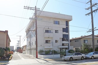 11516 Ohio Ave in Los Angeles, CA - Building Photo - Building Photo