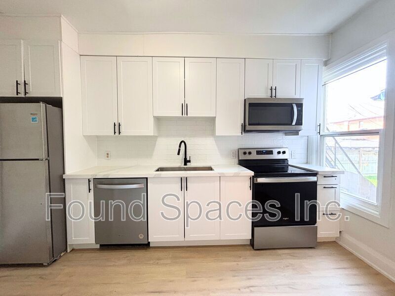 597 Wilson St in Hamilton, ON - Building Photo
