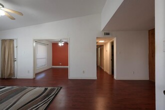 2110 Wilcrest Dr in Houston, TX - Building Photo - Building Photo