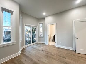 115 Thurston St, Unit E in Somerville, MA - Foto de edificio - Building Photo