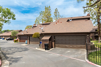 Pine Village Condos in Corcoran, CA - Foto de edificio - Building Photo