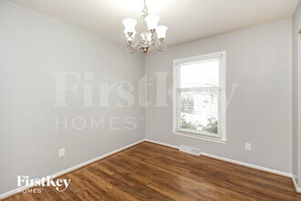 10002 NW 67 St in Parkville, MO - Building Photo - Building Photo