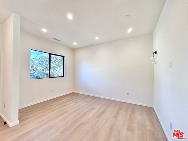 17850 Saticoy St in Los Angeles, CA - Building Photo - Building Photo